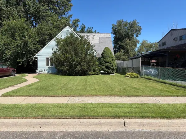 23 Saddler LN, Levittown, NY 11756