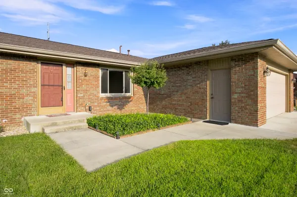 3260 Woodcrest CT, Columbus, IN 47203