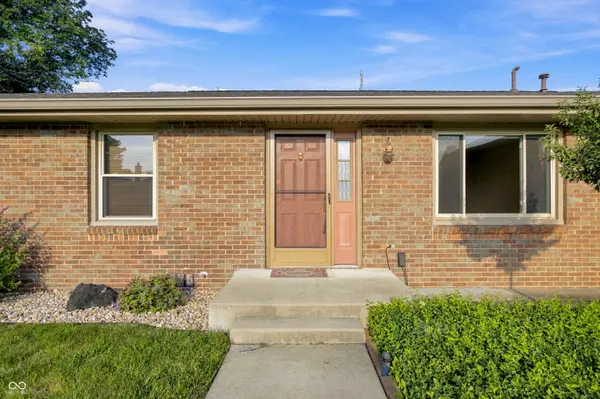 3260 Woodcrest CT, Columbus, IN 47203
