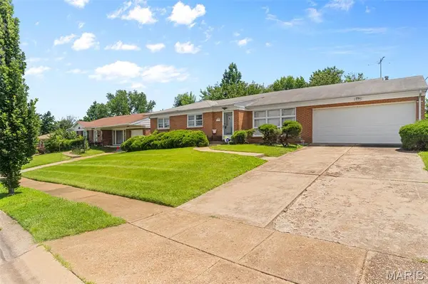 7958 Glenside PL, University City, MO 63130