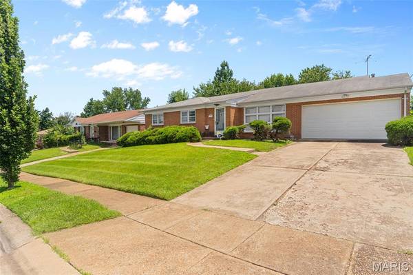 7958 Glenside PL, University City, MO 63130