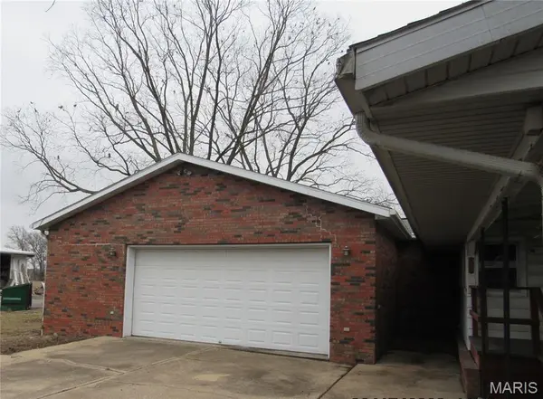 1113 E Market ST, Red Bud, IL 62278