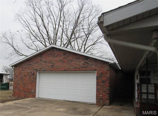 1113 E Market ST, Red Bud, IL 62278