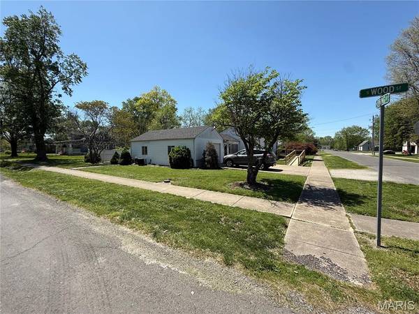 310 W Spring ST, Staunton, IL 62088