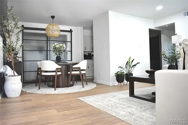 10003 Sakura DR #D, St Louis, MO 63128