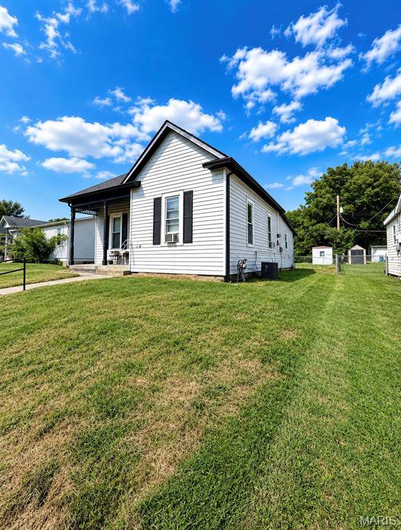 2119 N 4th ST, St Charles, MO 63301