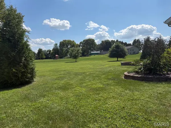 20 Glory DR, Highland, IL 62249
