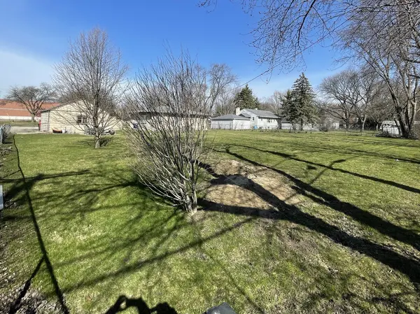 11 Shagbark RD, Lake Bluff, IL 60044