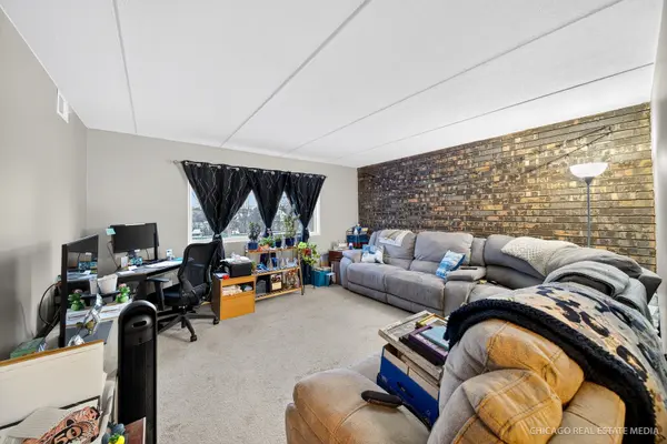 841 N York RD #218, Elmhurst, IL 60126