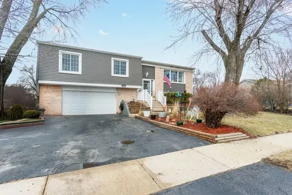 2208 Hiawatha Pkwy, Woodridge, IL 60517