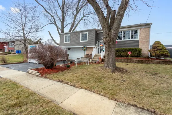 2208 Hiawatha Pkwy, Woodridge, IL 60517