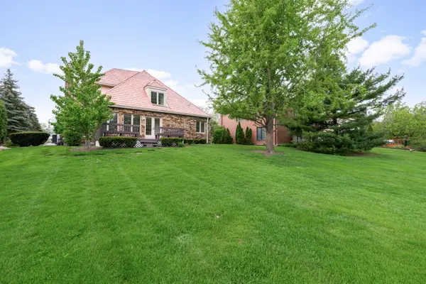 910 Red Fox LN, Oak Brook, IL 60523