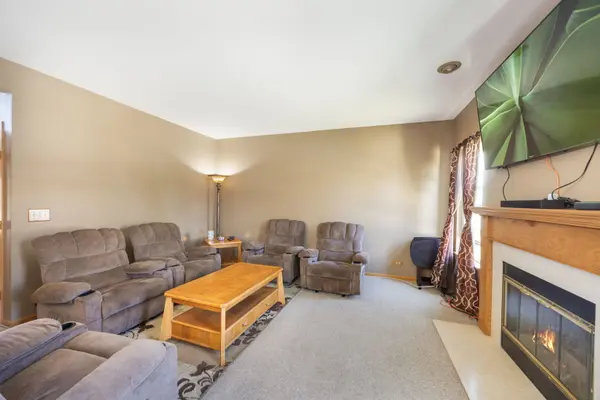8 Elizabeth CT, Lake In The Hills, IL 60156