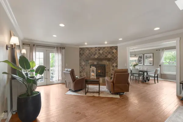 706 S Noah TER, Mount Prospect, IL 60056