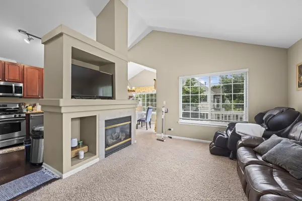 557 Cary Woods CIR, Cary, IL 60013