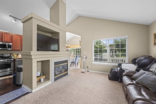 557 Cary Woods CIR, Cary, IL 60013