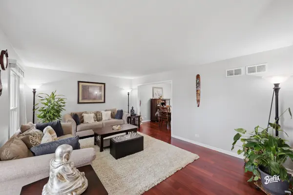 750 Dunhill DR, Buffalo Grove, IL 60089