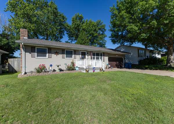 911 6th AVE, Camanche, IA 52730