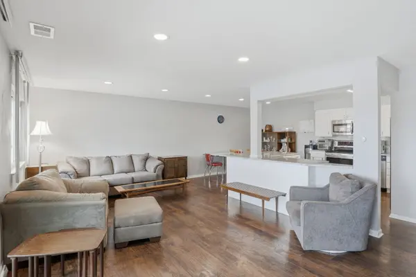 925 Spring Hill DR #212, Northbrook, IL 60062