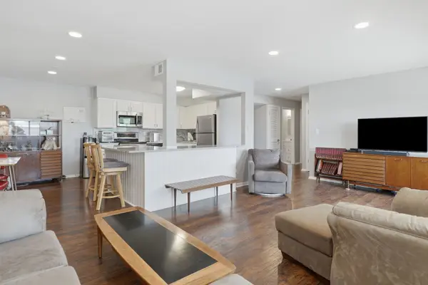 925 Spring Hill DR #212, Northbrook, IL 60062