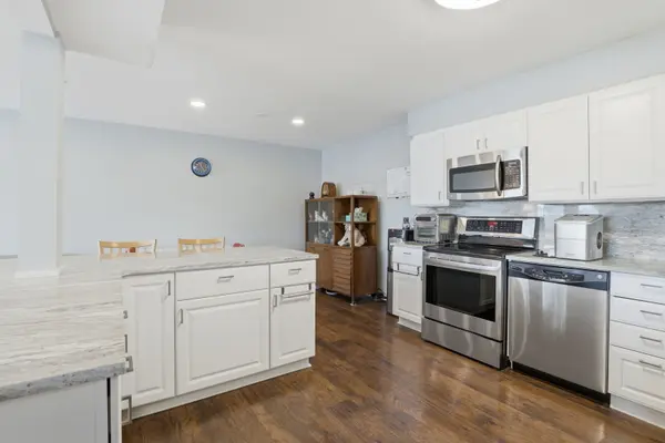 925 Spring Hill DR #212, Northbrook, IL 60062