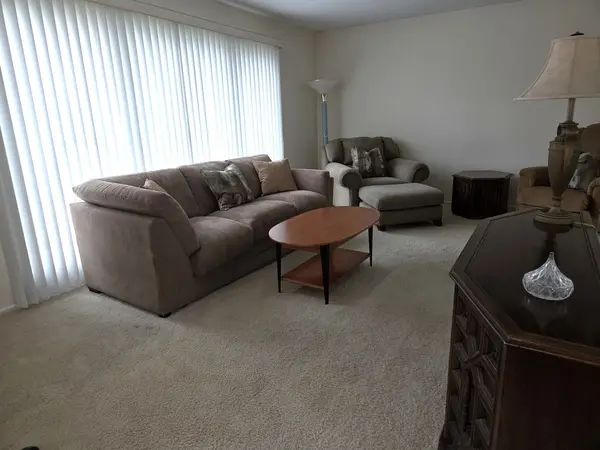 212 N Walnut LN N, Schaumburg, IL 60194