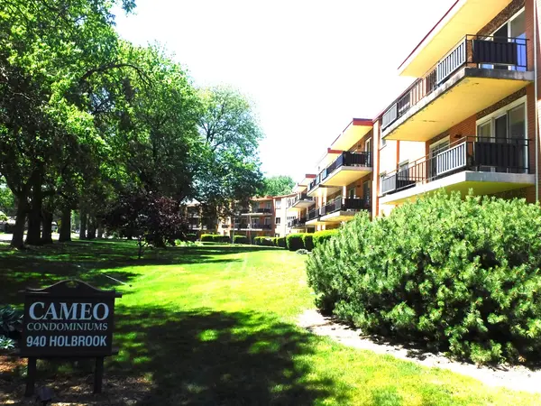 940 Holbrook RD #1A, Homewood, IL 60430