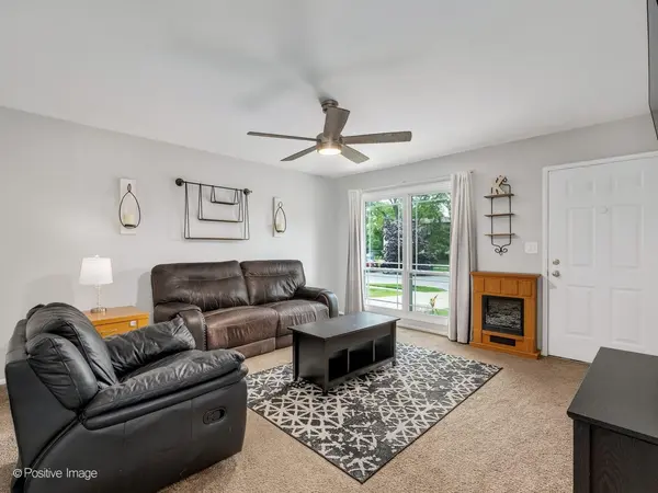 422 Walnut DR, Streamwood, IL 60107