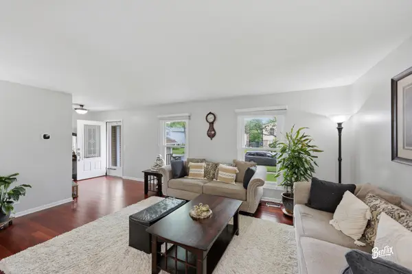 750 Dunhill DR, Buffalo Grove, IL 60089