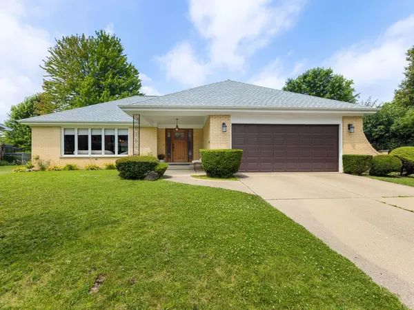 730 Castlewood LN, Deerfield, IL 60015