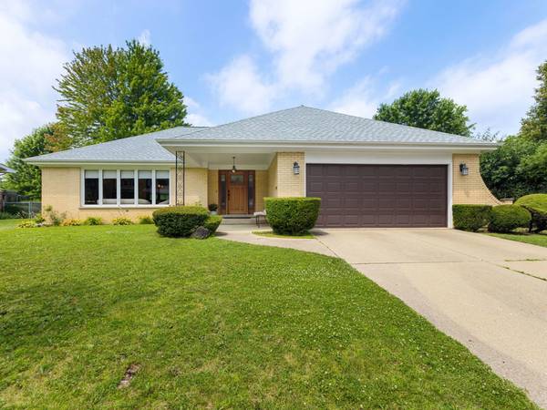 730 Castlewood LN, Deerfield, IL 60015