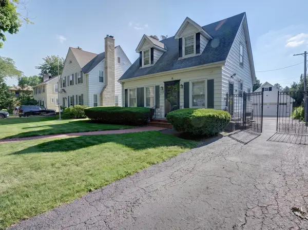 1113 Douglas CT, Waukegan, IL 60085