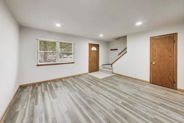816 Mansfield CT, Schaumburg, IL 60194