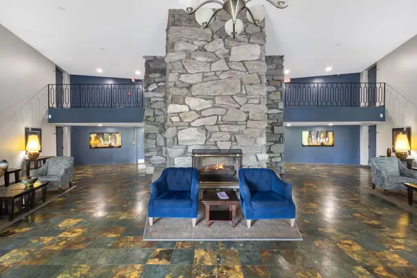1198 Royal Glen DR #221, Glen Ellyn, IL 60137
