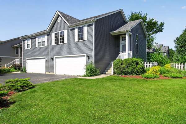 440 Newport CIR, Oswego, IL 60543