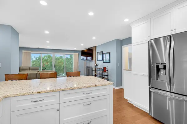 5 Oak Brook Club DR #P1N, Oak Brook, IL 60523