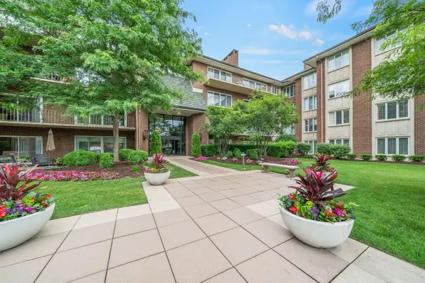 5 Oak Brook Club DR #P1N, Oak Brook, IL 60523