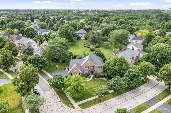 158 Derby Glen DR, Glen Ellyn, IL 60137