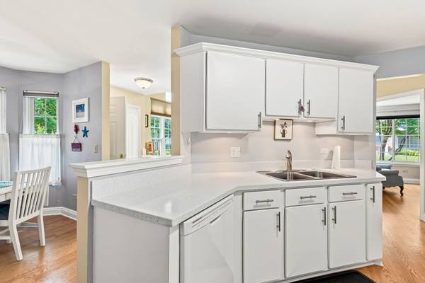 30W024 Cedar CT #024, Warrenville, IL 60555