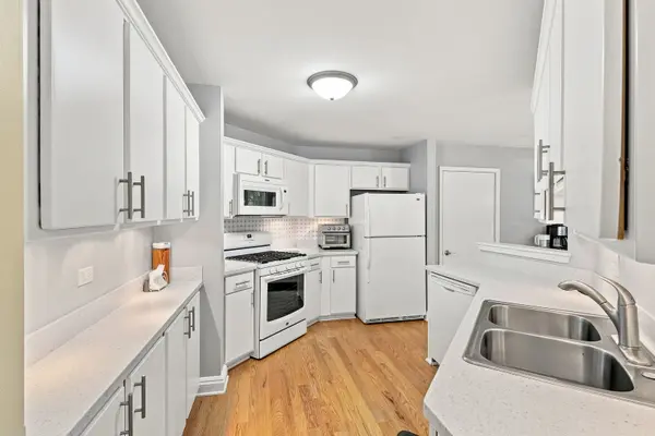 30W024 Cedar CT #024, Warrenville, IL 60555