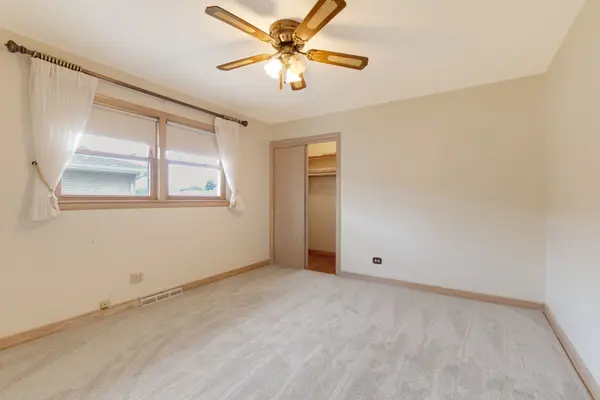 4537 W 100th PL, Oak Lawn, IL 60453