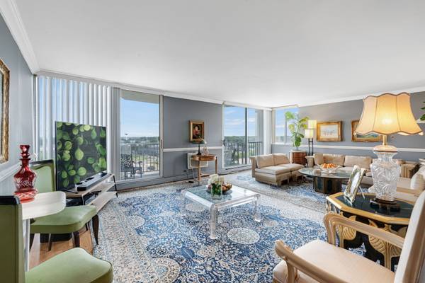 40 N Tower RD N #6N, Oak Brook, IL 60523