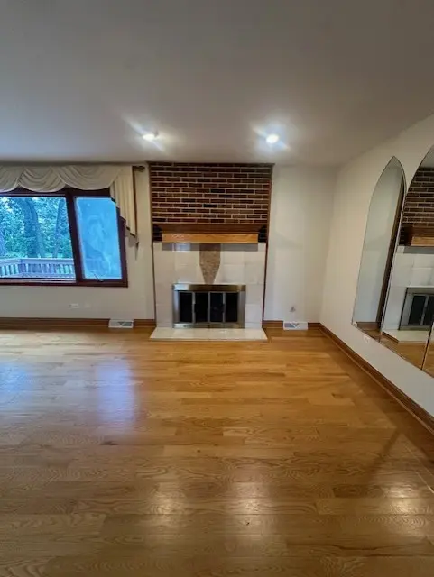 9S711 BROOKBANK RD, Willowbrook, IL 60527