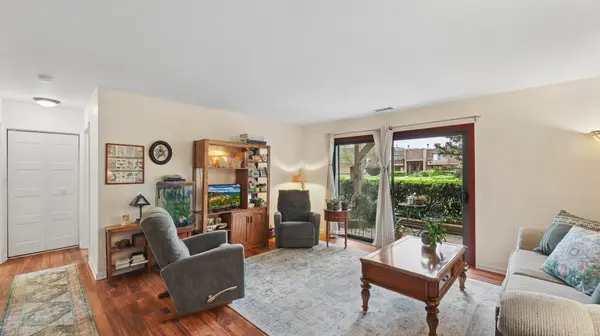 608 Waterford RD #1B, Schaumburg, IL 60193