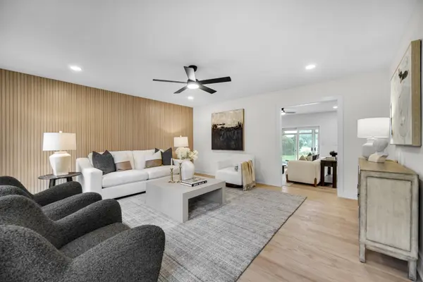966 W Bauer RD, Naperville, IL 60563