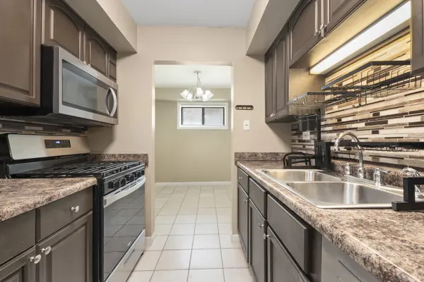 2214 Country Club DR #2, Woodridge, IL 60517