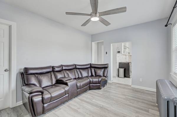 6 S Monterey AVE #A, Villa Park, IL 60181
