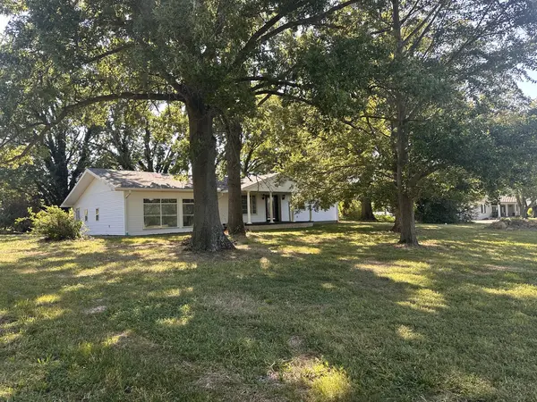 380 Golf Course RD, Eldorado, IL 62930