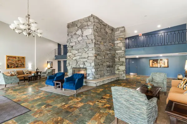 1198 Royal Glen DR #101-E, Glen Ellyn, IL 60137