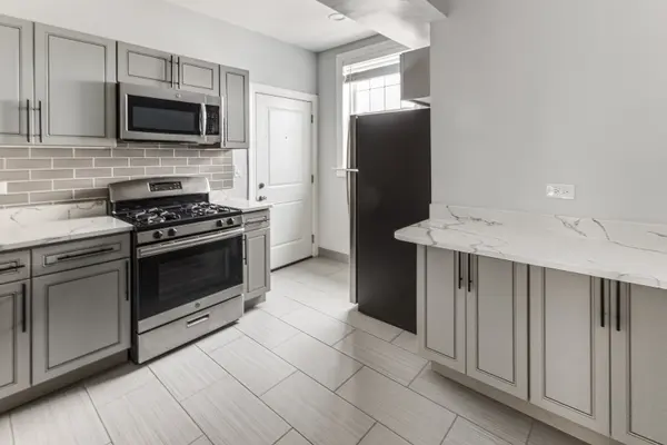 1112 W Glenlake AVE #3, Chicago, IL 60660